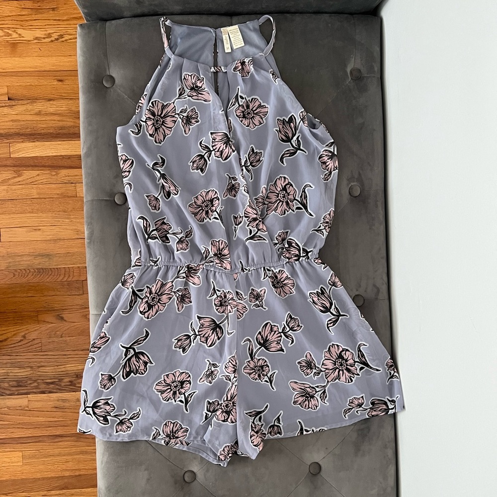 Women's Japna Romper  Size Medium light purple/gray Floral cinched waist
